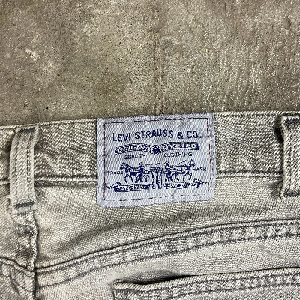 Vintage 90s Levi's 548 Jeans Size 36x32 Gray Denim Light Wash Relaxed Silver Tab
